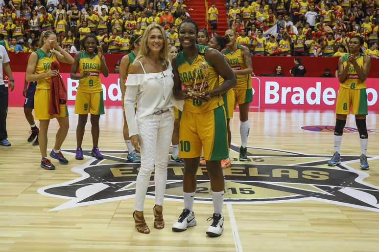 Clarissa recebeu trófeu de MVP das mãos de Hortência