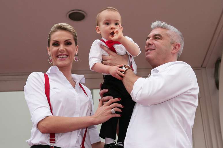 Ana Hickmann e seus Alexandres posam para foto