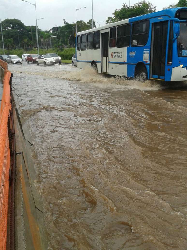 <p>O leitor&nbsp;Ronalte Campos da Cruz registrou um ponto de alagamento na avenida Washington Lu&iacute;s, perto do aeroporto de Congonhas</p>