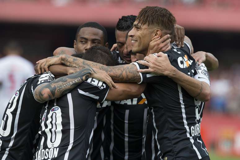 Jogadores do Corinthians comemoram gol marcado por Danilo na etapa inicial