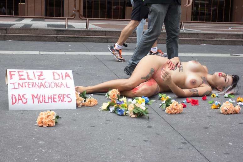 Sara Winter, ativista do movimento feminista Bastardxs, faz protesto a favor do aborto na Avenida Paulista, em São Paulo, SP, na manhã deste domingo. Um homem caracterizado de Eduardo Cunha chutava e agredia Sara como parte do protesto, que marca o Dia Internacional da Mulher