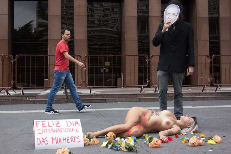 Sara Winter, ativista do movimento feminista Bastardxs, faz protesto a favor do aborto na Avenida Paulista, em São Paulo, SP, na manhã deste domingo. Um homem caracterizado de Eduardo Cunha chutava e agredia Sara como parte do protesto, que marca o Dia Internacional da Mulher