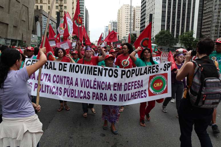Mulheres ativistas de entidades ligadas à Central Única dos Trabalhadores de São Paulo (CUT) e movimentos sociais realizam protesto em frente ao prédio da Gazeta, na Avenida Paulista, em São Paulo