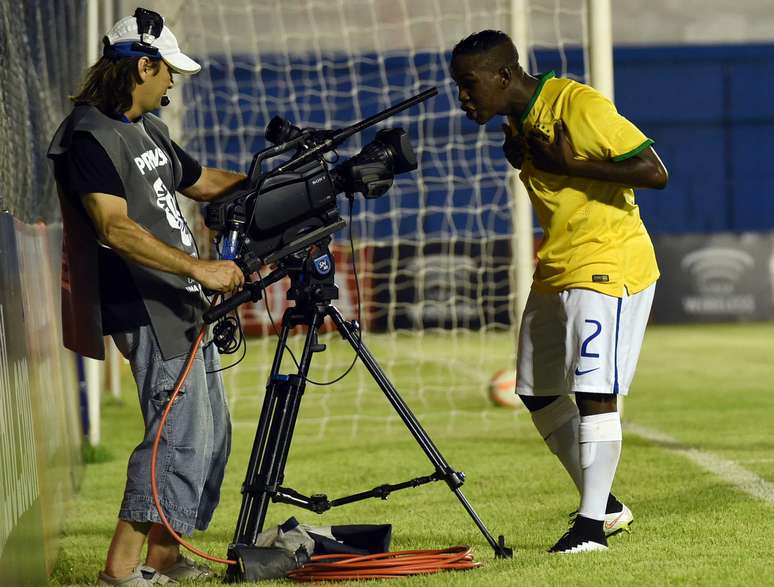 Kleber brinca com câmera para comemorar gol