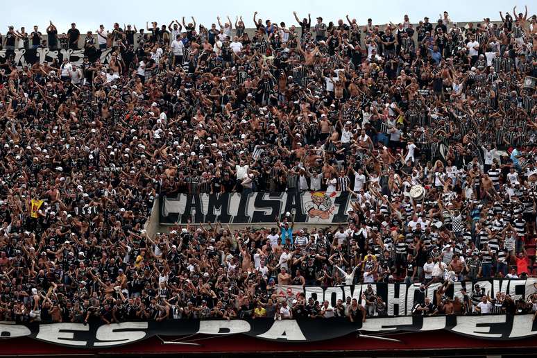 Corintianos se sentem em casa no Morumbi