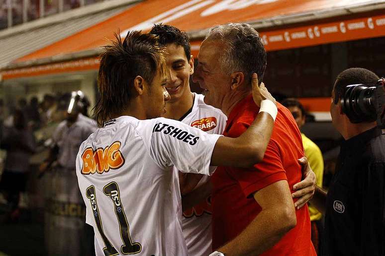 Dorival com Neymar e Ganso no reencontro após a polêmica saída do clube em 2010