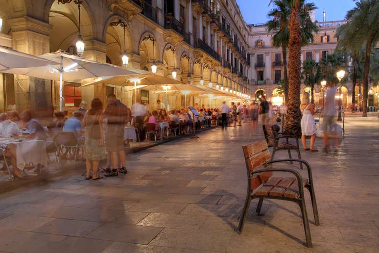 Barcelona é um dos grandes atrativos da viagem para o Mediterrâneo e tem muitos pontos turísticos como a Praça Real