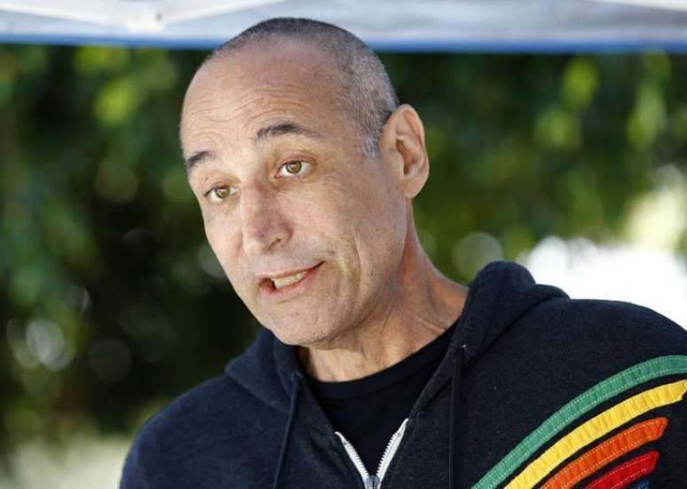 Cocriador de "Os Simpsons" Sam Simon durante visita a um centro de criação de chinchilas, em Vista, na Califórnia, Estados Unidos, no ano passado. 18/08/2014