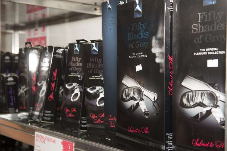 Kit '50 Tons de Cinza' com brinquedos er&oacute;ticos tem&aacute;ticos
