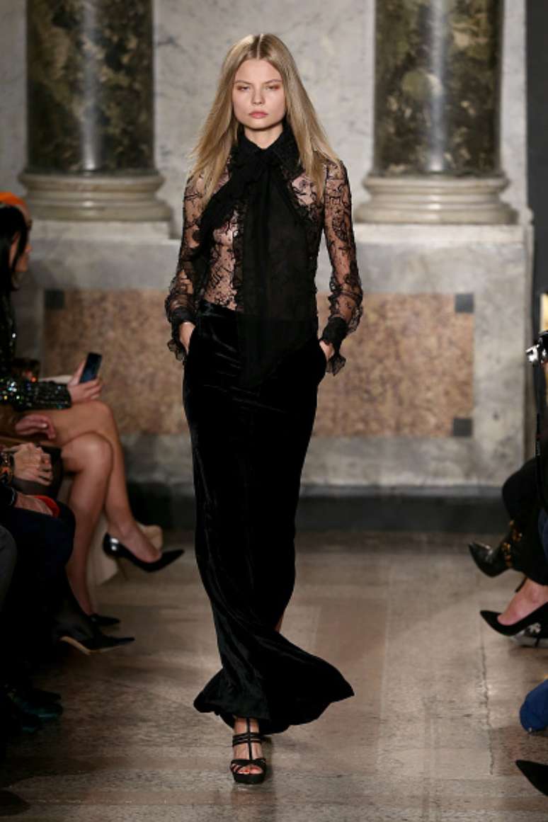 Transparência da renda no desfile de Emilio Pucci, na Semana de Moda de Milão