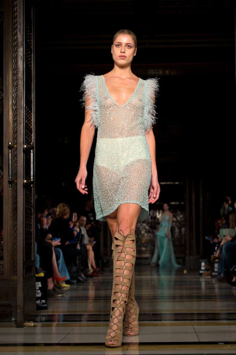 Mais vestido revelador na passarela da Zeynep Kartal, na semana de moda de Londres