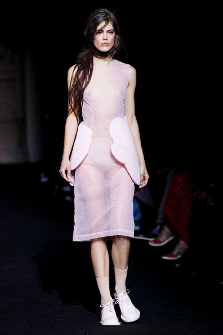 Vestido transparente revelou seios e hot pant da modelo, no desfile da Simone Rocha, na Semana de Moda de Londres  