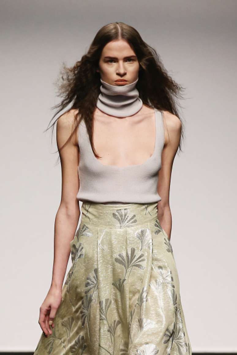 O decote da blusa evidenciou os mamilos da modelo, no desfile de Alberto Zambelli, na Semana de Moda de Milão