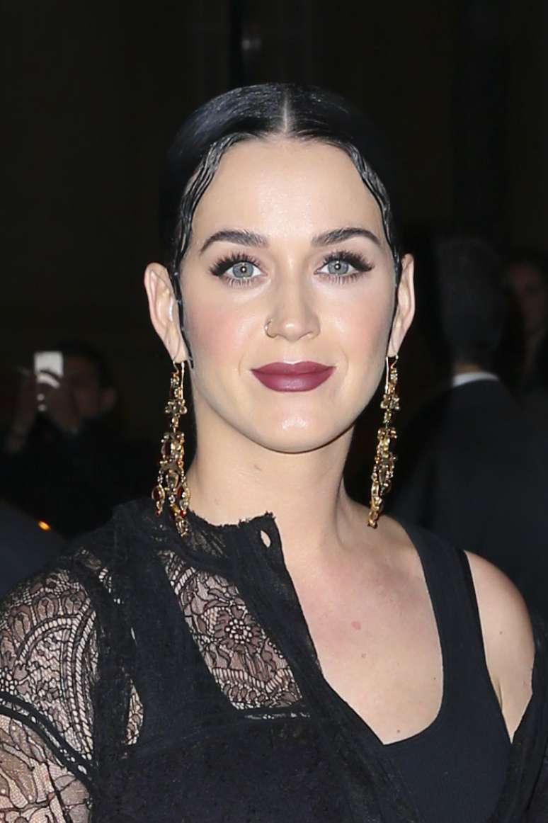 Penteado e maquiagem de Katy Perry também foram inspirados no desfile