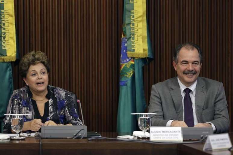 <p>Para a líder petista, a sociedade brasileira não aceitará uma ruptura democrática</p>