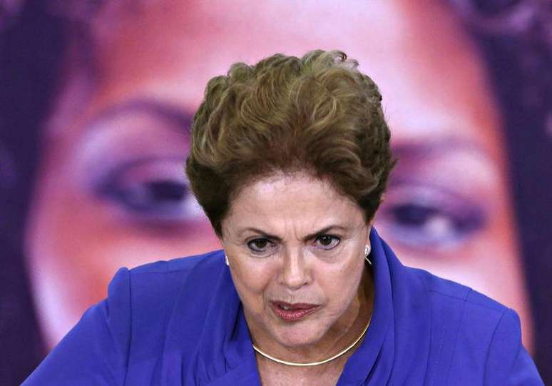 <p>Em briga de marido e mulher, nós achamos que se mete a colher, sim, principalmente se resultar em assassinato, disse Dilma Rousseff</p>