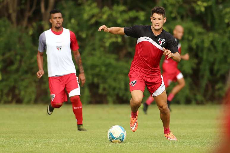 <p>Alexandre Pato volta a jogar pelo São Paulo após torção</p>