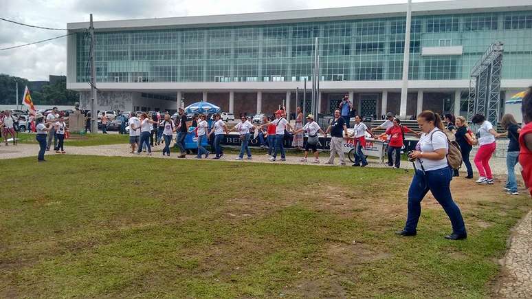 <p>Professores grevistas em frente à Assembleia do Paraná</p>