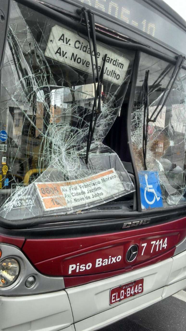 <p>Ônibus foi apedrejado durante manifestação na Estrada do Campo Limpo, na zona sul da capital paulista</p>