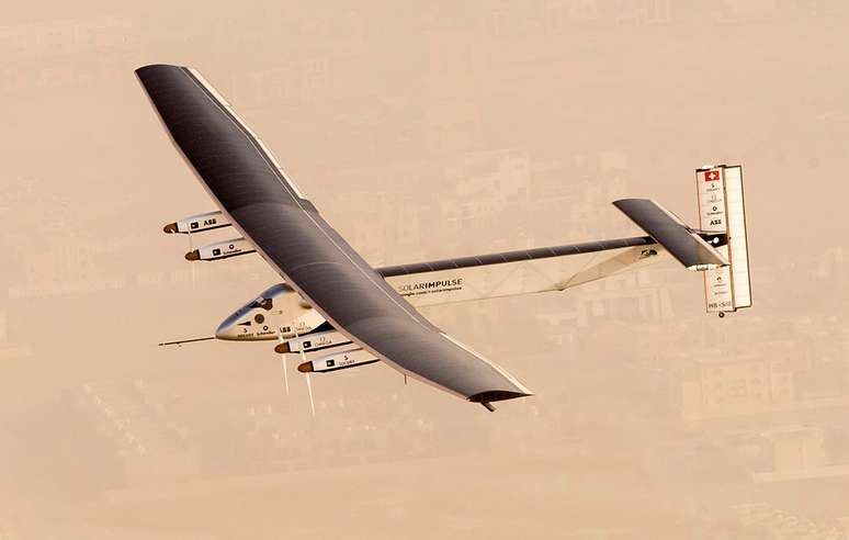 Solar Impulsione 2, o avião movido a energia solar, começou sua volta ao mundo na manhã desta segunda-feira (09/03), decolando em Abu Dhabi