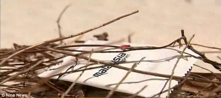 Guardanapo de papel foi encontrado em praia australiana e pode ser do voo MH370, desaparecido há 1 ano