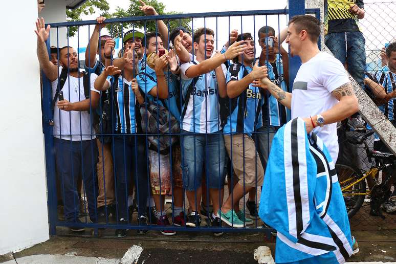 Torcida do Grêmio comparece em peso para recepcionar Cristian Rodríguez