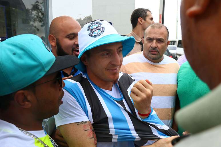 Cristian Rodríguez veste boné e camisa do Grêmio