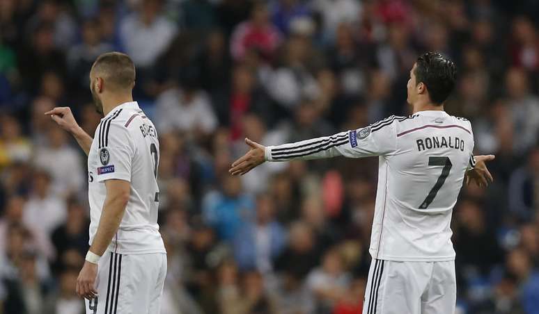 Cristiano Ronaldo reclama por n&atilde;o ter recebido a bola em um dos ataques do Real