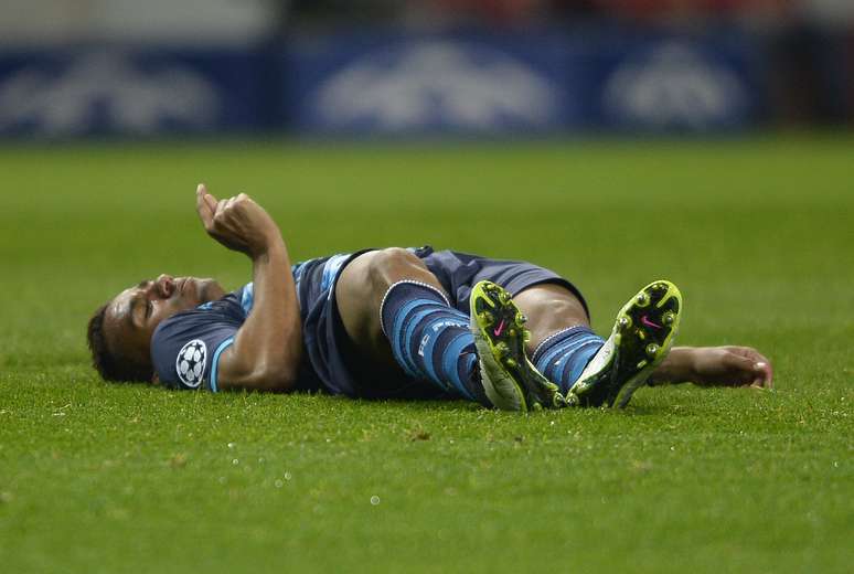 <p>Danilo se chocou com o goleiro e acabou desmaiando no gramado</p>