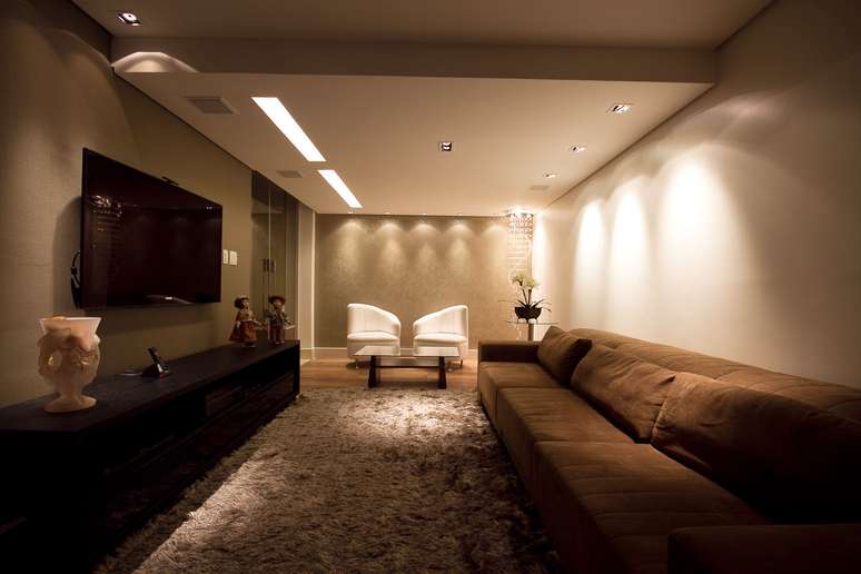 Para a área da churrasqueira, um sofá em tons escuros (como o da foto) é o ideal para facilitar a manutenção