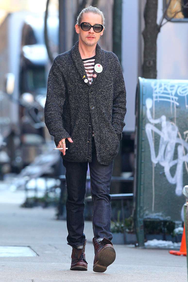 Macaulay Culkin fuma cigarro enquanto caminha pelas ruas de Nova York