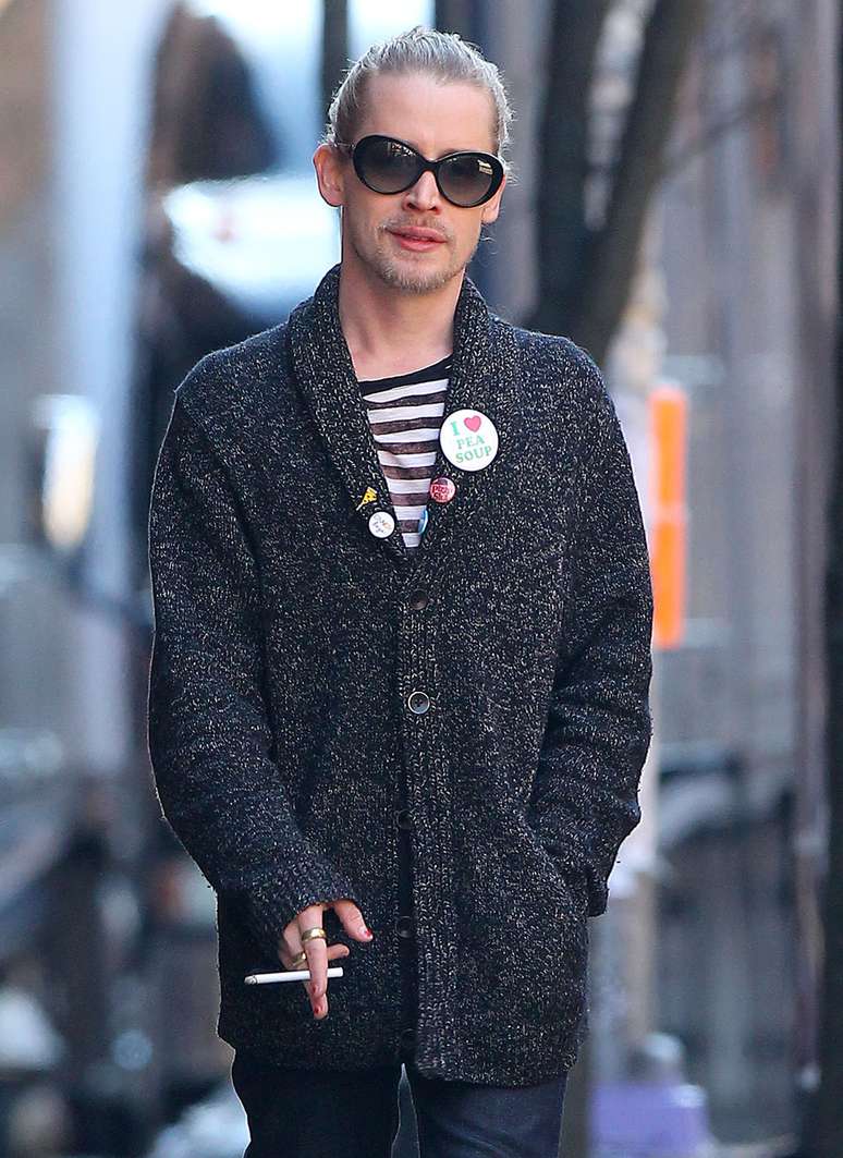 Macaulay Culkin fuma cigarro enquanto caminha pelas ruas de Nova York