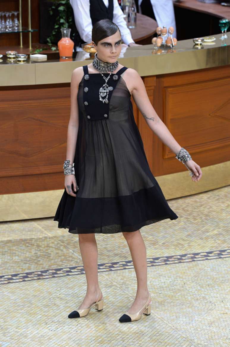 Cara Delevingne abriu e fechou o desfile da Chanel