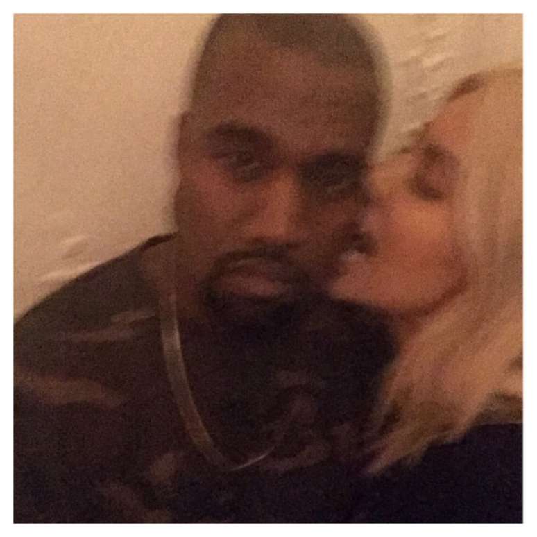 <p>A 'nova loira' Kim Kardashian e seu marido Kanye West</p>