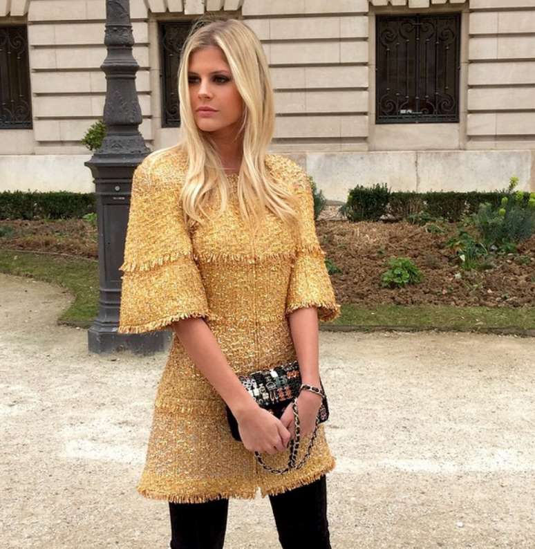 A it girl e blogueira brasileira Lala Rudge usou o mesmo vestido para ir ao desfile da Chanel em Paris, nesta terça-feira (10)