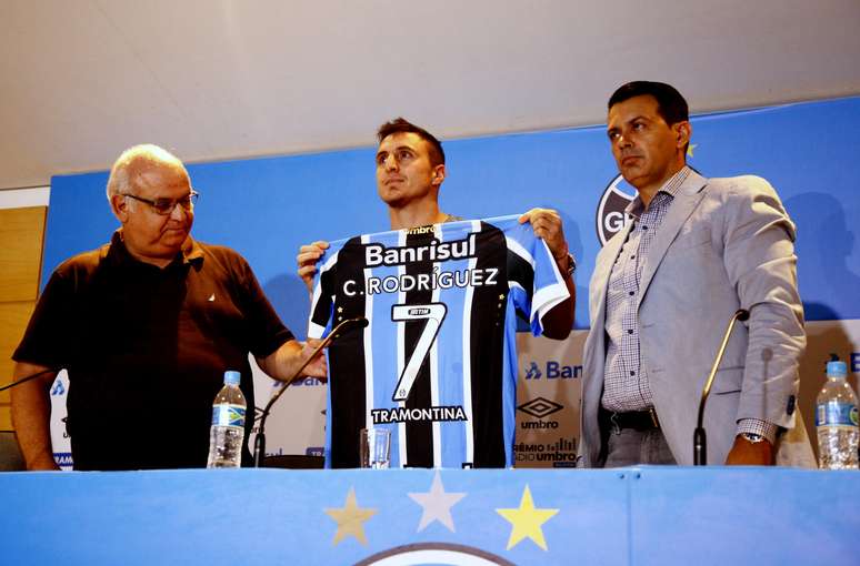 <p>Cristian Rodríguez foi apresentado com a camisa 7 do Grêmio</p>