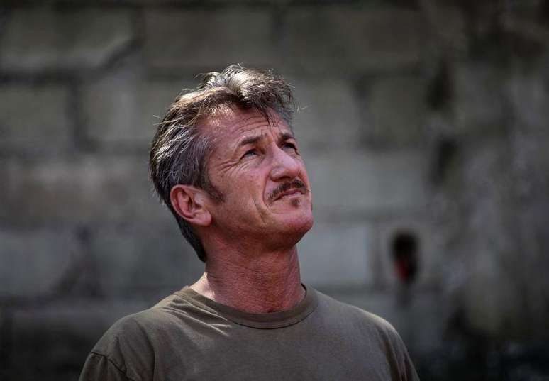 Ator Sean Penn em visita ao Haiti.  24/02/2015.