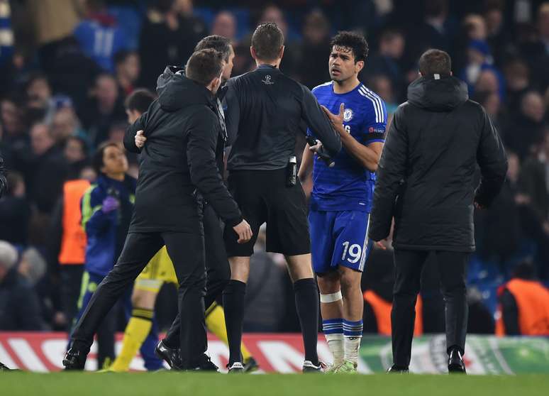 <p>Diego Costa teve trabalho para deixar o gramado do Stamford Bridge após queda do Chelsea na Liga dos Campeões</p>