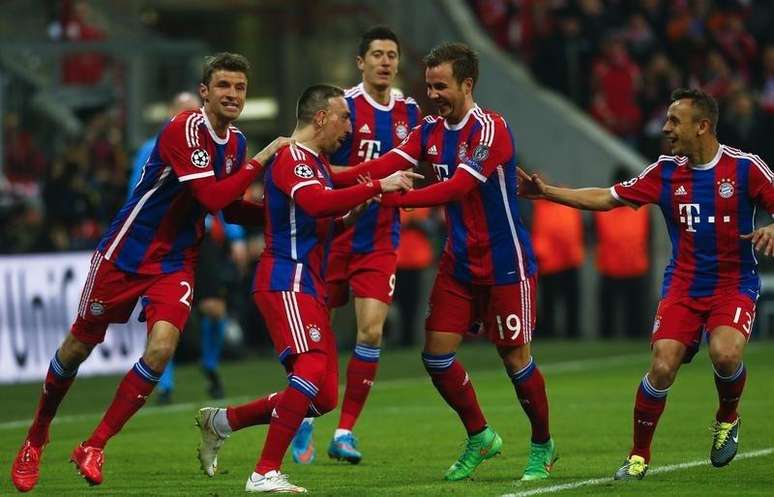 Jogadores do Bayern de Munique comemoram gol contra o Shakhtar Donetsk. 11/03/2015.