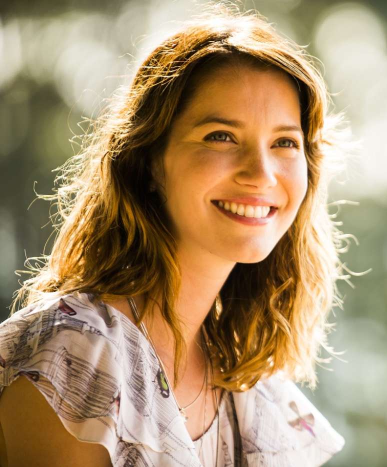 Laura (Nathalia Dill), de Alto Astral, ficou em s&eacute;timo lugar com long bob (comprimento m&eacute;dio) levemente ondulado