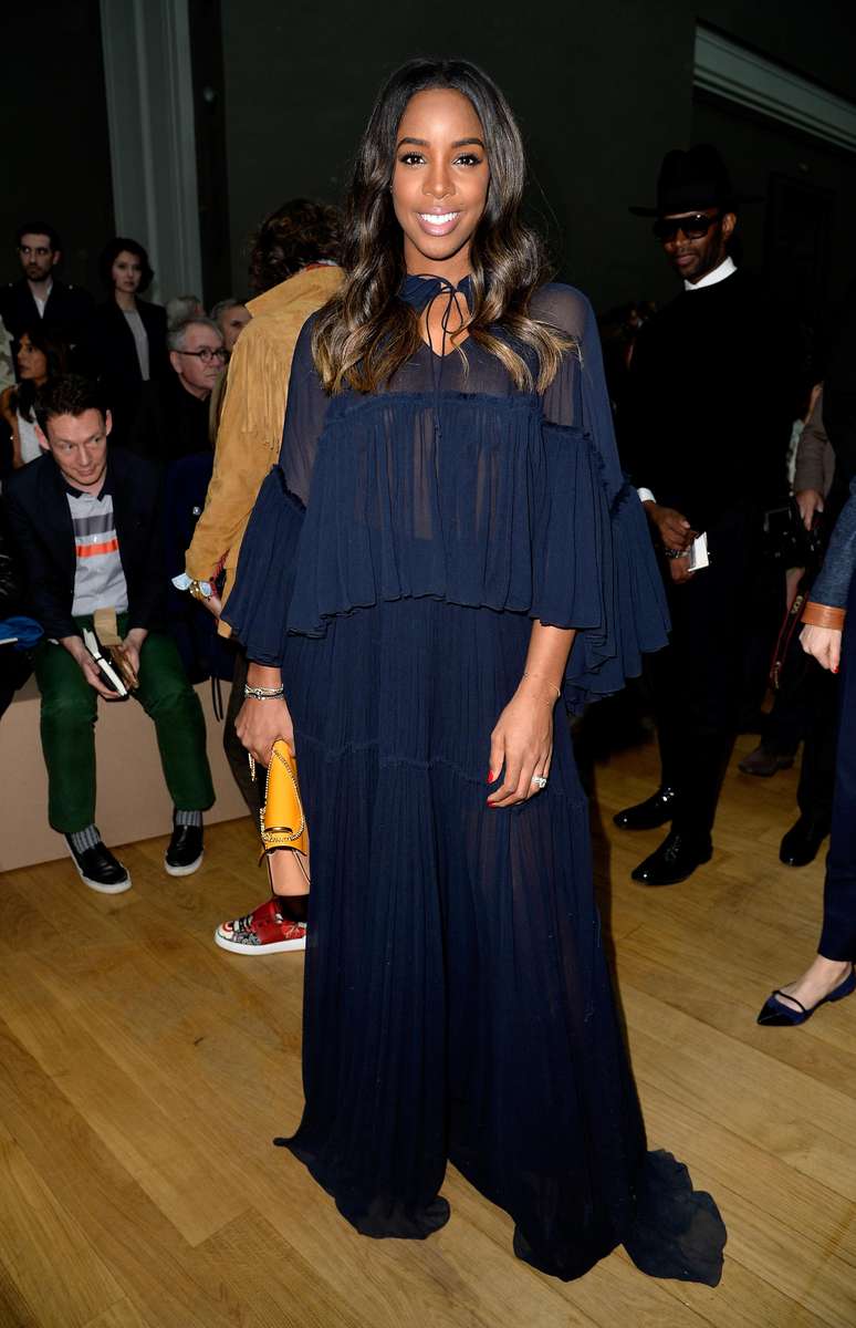 A cantora Kelly Rowland, ex-integrante do grupo Destiny's Child, que lançou Beyoncé, esteve no desfile da Chloe