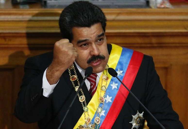 <p>Em seus discursos, deputados da oposição, agitados, afirmaram que Maduro estaria cinicamente tirando proveito do impasse diplomático com Washington para acumular poderes</p>