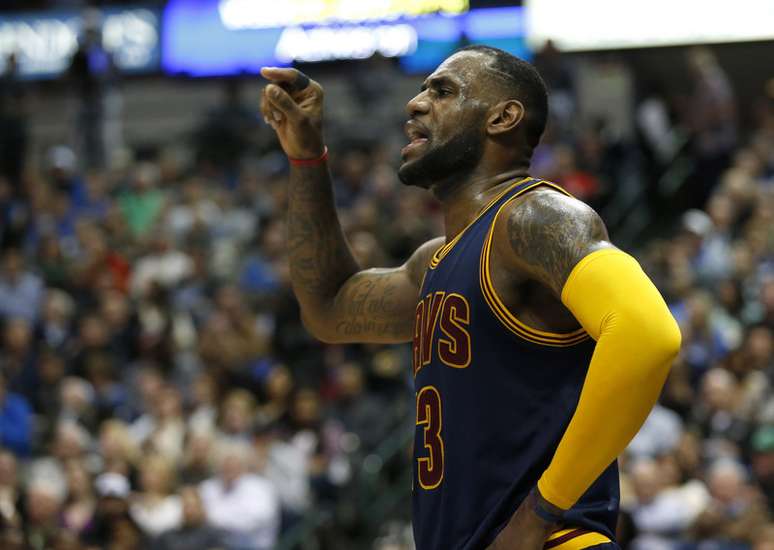 LeBron James jogou uma partida inteira com a "careca" de fora