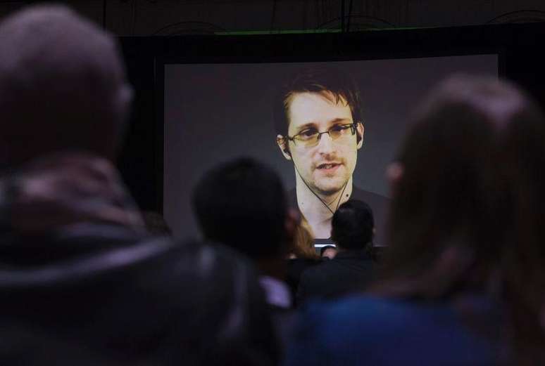 Ex-funcionário da Agência de Segurança Nacional norte-americana Edward Snowden aparece em videoconferência com alunos de uma escola em Toronto, no Canadá, em fevereiro
