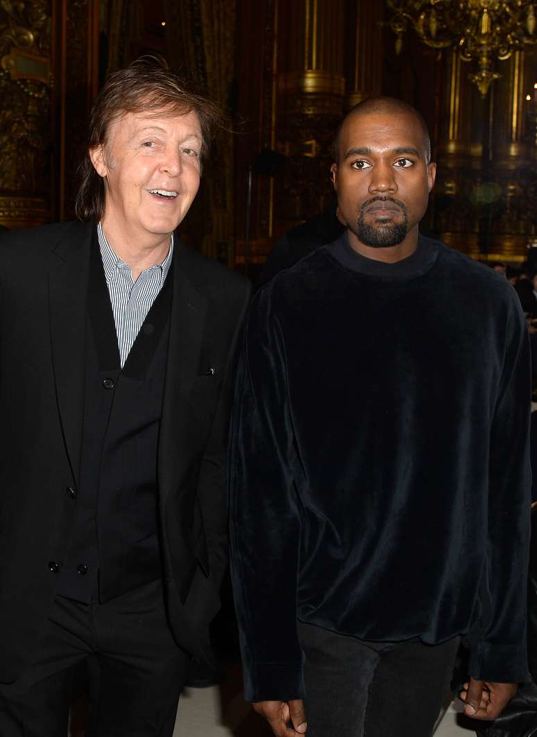 O rapper Kanye West posou ao lado de Paul McCartney no desfile da filha do ex-Beatle, Stella McCartney