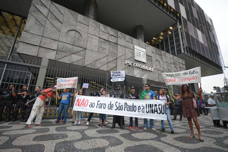 Manifestação começou na Igreja da Candelária, percorreu a Avenida Rio Branco e terminou em frente à sede da Petrobras