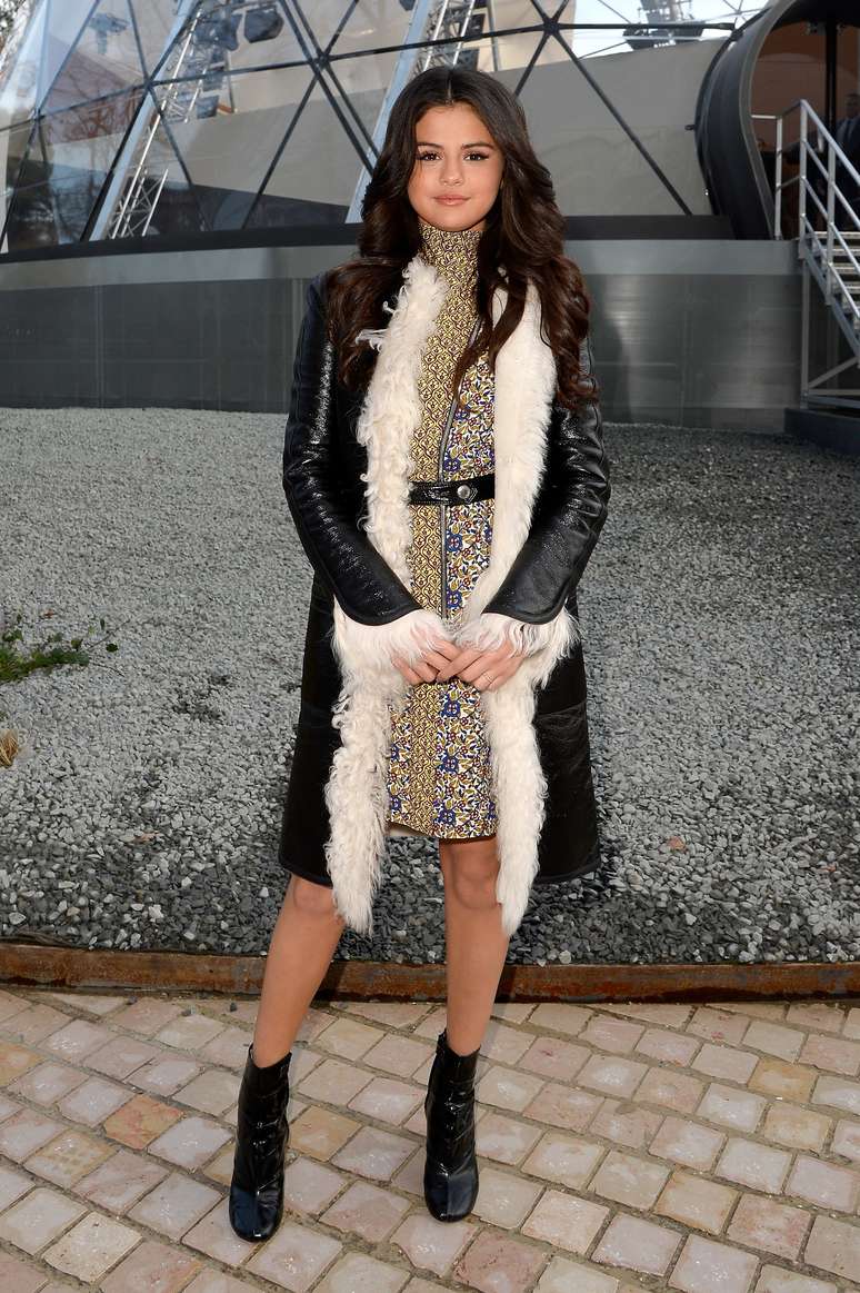 A cantora Selena Gomez, ex-namorada de Justin Bieber, marcou presença no desfile da Louis Vuitton