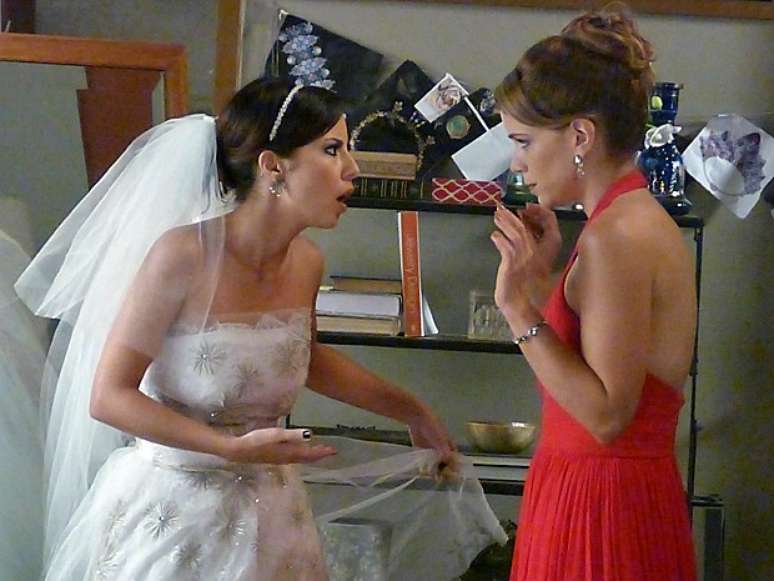  Maria Clara (Andreia Horta) e Cristina (Leandra Leal) brigam pouco antes do casamento com Vicente