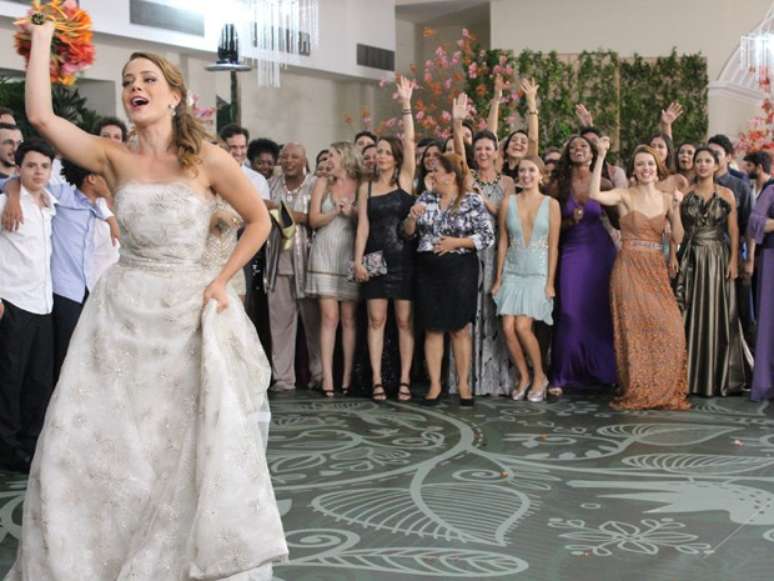  Já casada com o mesmo vestido (e noivo da irmã), Cristina (Leandra Leal) joga o buquê para as convidadas