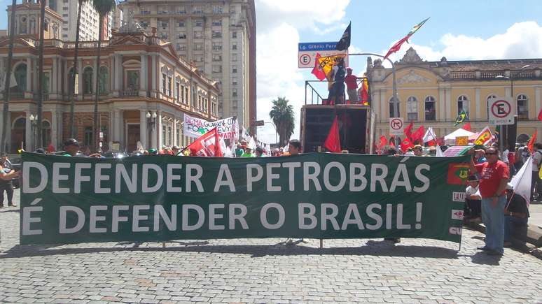 <p>"A Petrobras é nossa e não à privatização, gritavam os manifestantes</p>